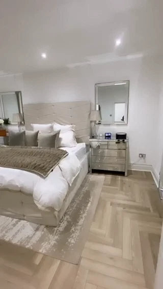Mirrored 2 over 2 Chest of 4 Drawers.